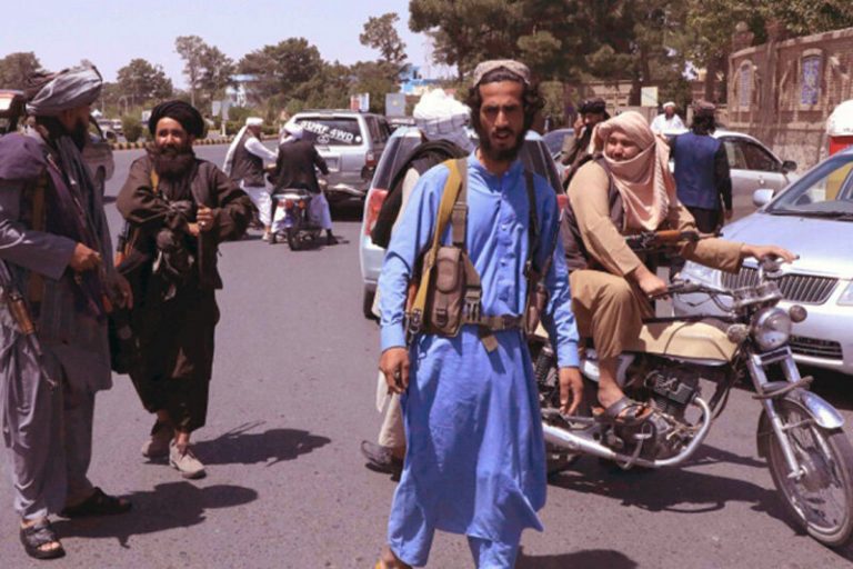 ببینید | اظهارات عجیب یک شهروند افغانستانی پس از بازگشت طالبان: از دموکراسی خسته شده بودیم!