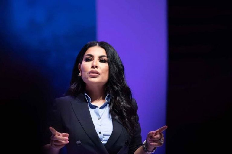 عکس | فرار خواننده زن افغان از دست طالبان با هواپیمای نظامی آمریکایی