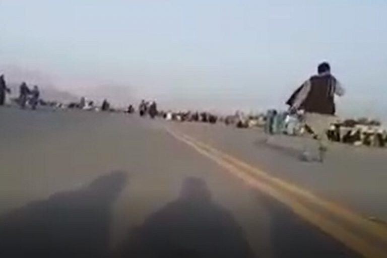 ببینید | لحظه تلخ خداحافظی زنان افغانستان با زمزمه آهنگ «بی آشیانه گشتم خانه به خانه گشتم»
