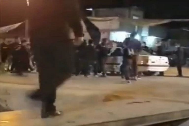 ببینید | تصادف یک دستگاه پژو پارس با عزاداران در شب تاسوعای حسینی؛