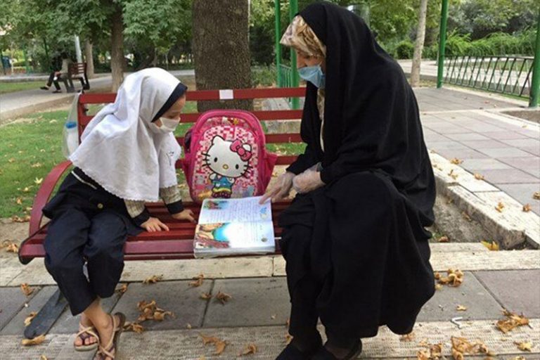 ببینید | فوت معلم فداکار بر اثر کرونا | معلمی که به دانش‌آموز افغان در پارک درس می‌داد