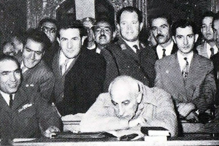 ببینید | اعلام رادیویی کودتای ۲۸ مرداد؛ مصدق خائن فرار کرد!