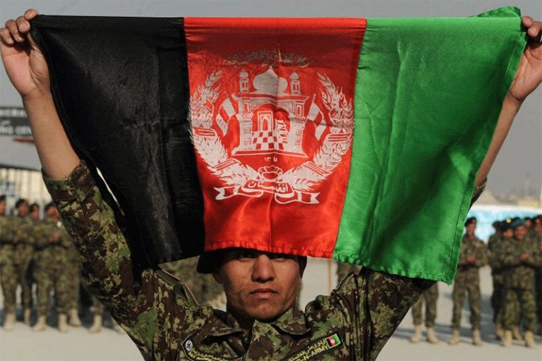 ببینید | واکنش تند نیروهای طالبان نسبت به حمل پرچم افغانستان
