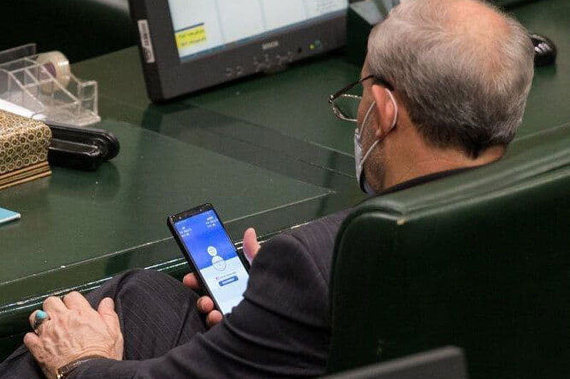  عکس | تلاش جنجال‌ساز یک نماینده برای فعال کردن فیلترشکن در صحن مجلس