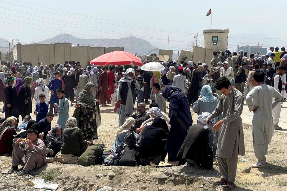 بحران در فرودگاه کابل؛خانوادهها تشنه و خسته زیر آفتاب سوزان منتظرند/شلاق و قنداق تفنگ،پاسخ نظامیان آمریکا به افغانها/عکس