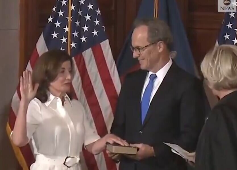 نخستین فرماندار زن نیویورک سوگند یاد کرد/عکس