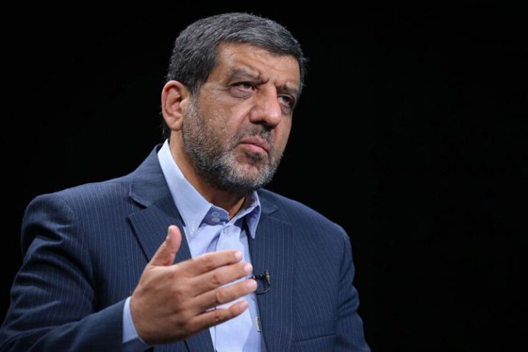 عکس | ضرغامی بدون «ماسک» در آغوش نماینده جانباز شیمیایی مجلس