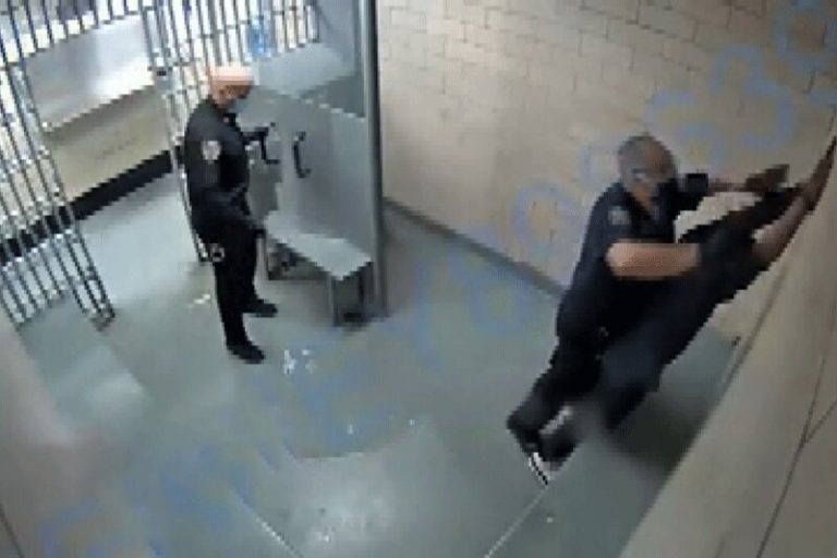 ببینید | کتک زدن وحشیانه یک زندانی در زندان آمریکا!