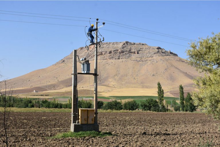 افتتاح و کلنگزنی ۵۵ پروژه صنعتی، خدماتی و بهینه سازی شبکه برق روستایی در آذربایجانغربی