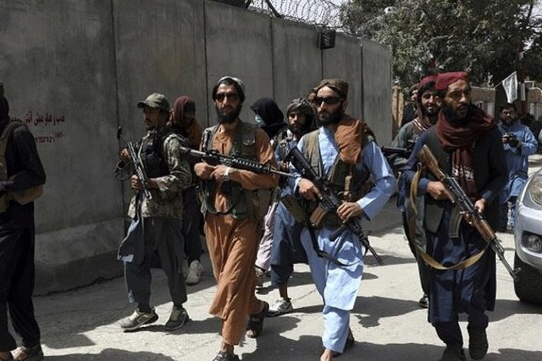 ببینید | به رگبار بستن یک هنرمند توسط طالبان در اندراب