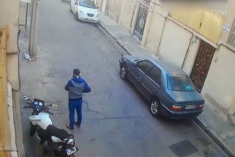 ببینید | لحظه هولناک سرقت مسلحانه یک موتورسیکلت در اهواز در روز روشن!