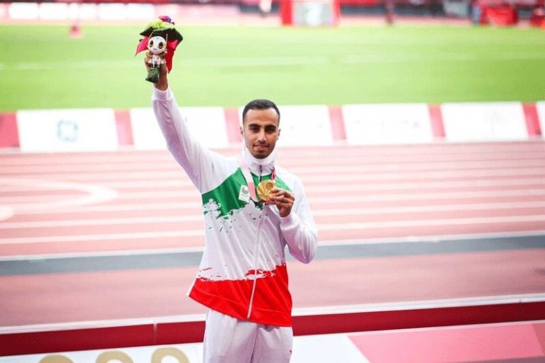 ببینید | تصاویر باورنکردنی از قهرمان پارالمپیک در حین آماده کردن محل تمرین با بیل و فرغون