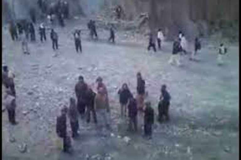 ببینید | عبور افغانستانی‌ها از کوه و مناطق صعب العبور مرزی برای ورود به ایران