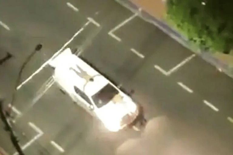 ببینید | اقدام وحشیانه سارقان بانک در برزیل؛ بستن گروگان‌ها به سقف ماشین