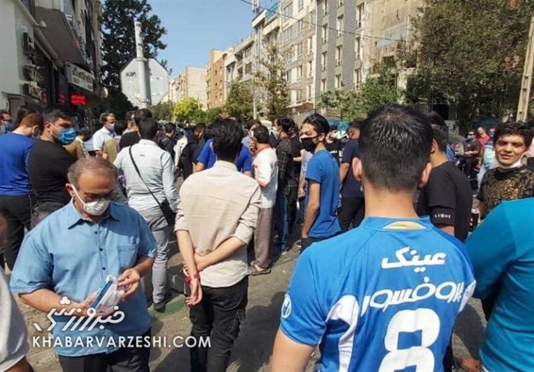 هواداران استقلال مقابل وزارت ورزش تجمع کردند/ درخواست استقلالیها از سجادی برای برکناری مددی