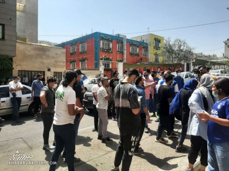 فریاد استقلالی ها در کوچه باشگاه؛ آهای مددی، بیا بیرون!/ بازیکن فوق حرفه ای پیشکش خودتان/ گل محمدی ۴۸ ساعته سمیعی را برکنار کرد