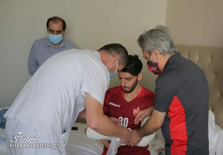 عکس| عیادت سرپرست و معاون باشگاه از مهاجم پرسپولیس