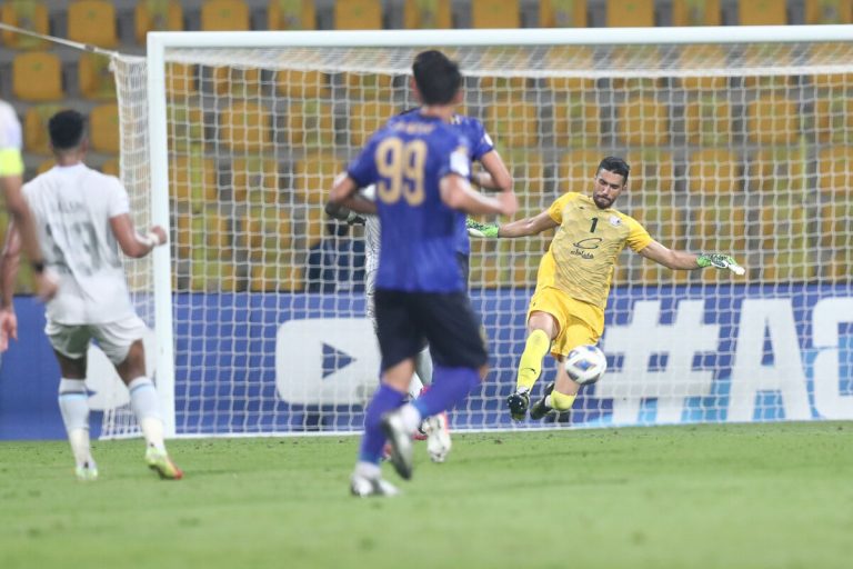راز نام یک دختر روی دستکشهای دروازهبان استقلال مقابل الهلال