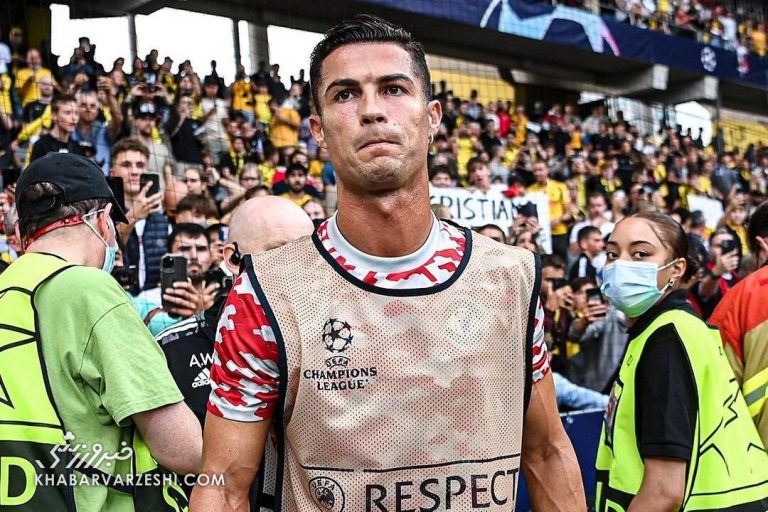 تصاویر خوشحالی زنی که با شوت رونالدو نقش بر زمین شد/ پیراهن CR7 به او رسید