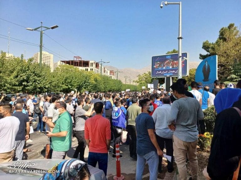 تجمعکنندگان استقلالی از مجیدی خط گرفته بودند؟/ هوادار معترض: مجیدی و مددی هر دو باید بروند