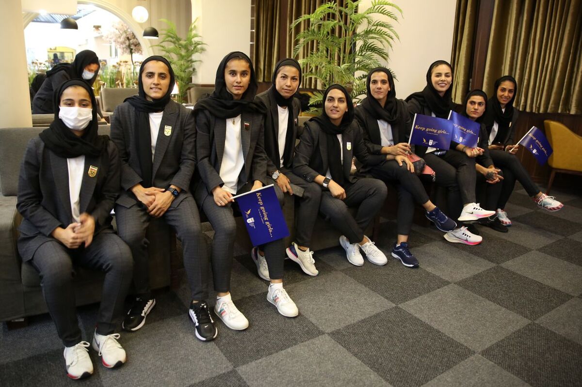 این تصاویر دختران فوتبالیست صدای نماینده مجلس را درآورد/ اعتراض به پوشش کت و شلواری دختران فوتبالیست