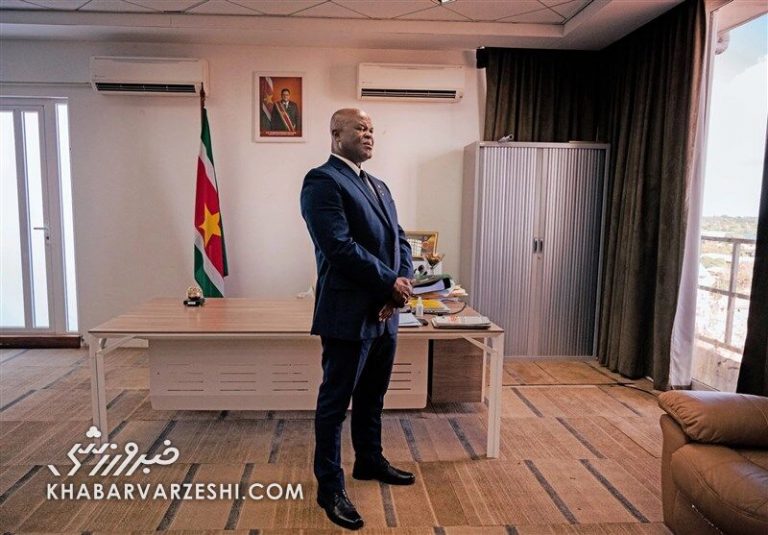 عکس| نخستوزیر تحت تعقیب فوتبالیست شد!