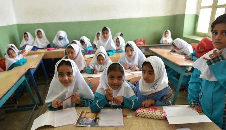دانشآموزان همه جا میروند جز مدرسه!