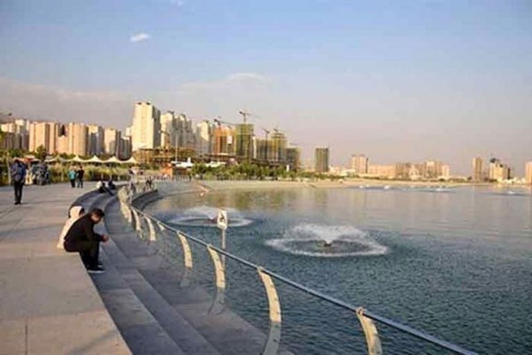 اکران تصاویر شهدا به مناسبت هفته دفاع مقدس در دریاچه خلیج فارس