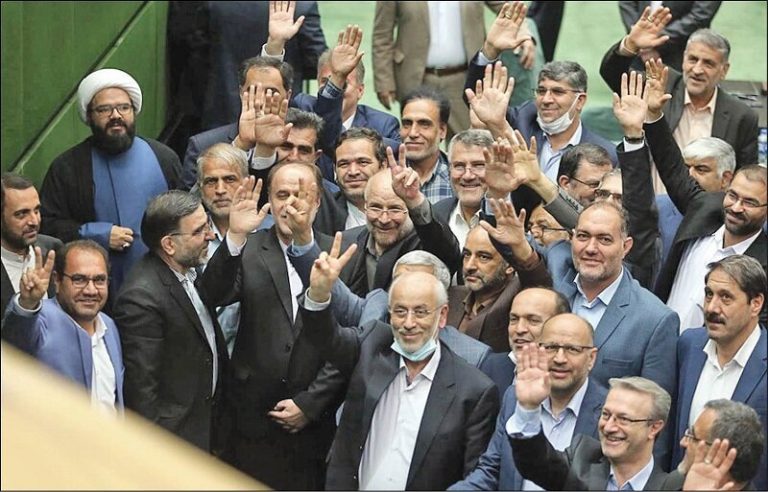 روزنامه شرق:اصولگرایان در حل مشکلات تحریم بلاتکلیفند