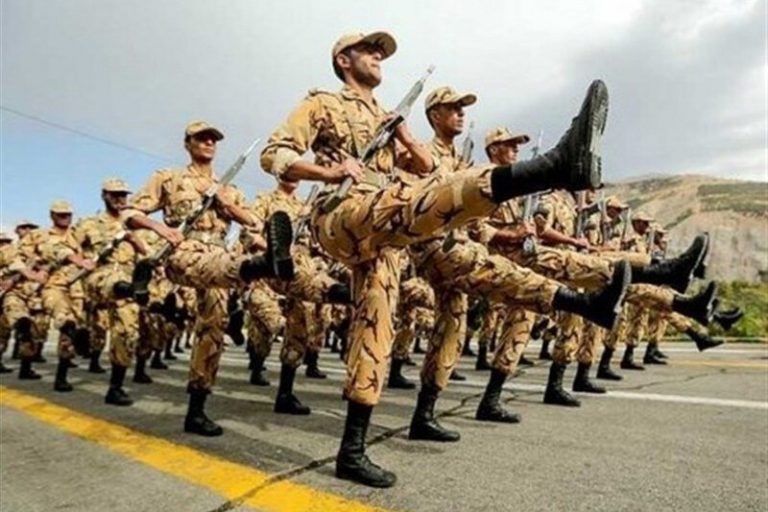 سربازها واکسن دریافت میکنند