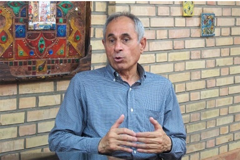 گزارشگر تلویزیون با پیراهن استقلال/عکس