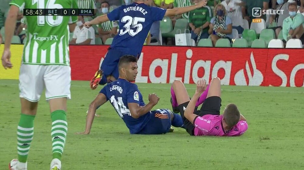 تکل خشن بازیکن رئال روی پای داور!/عکس