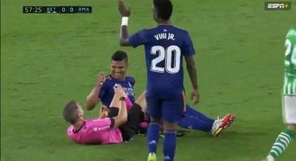 تکل خشن بازیکن رئال روی پای داور!/عکس