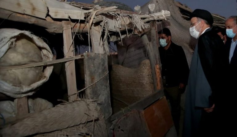 تصاویر | حضور و گفتگوی رئیسی با کپرنشینان چابهار