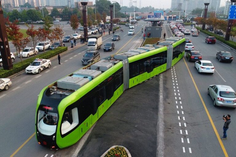 ببینید | تست قطار برقی خودران و بی‌ریل در چین