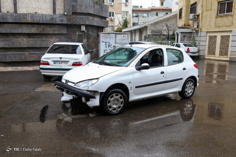 تصاویر | خسارت عجیب به یک پژو ۲۰۶؛ آبگرفتگی معابر عمومی در رشت