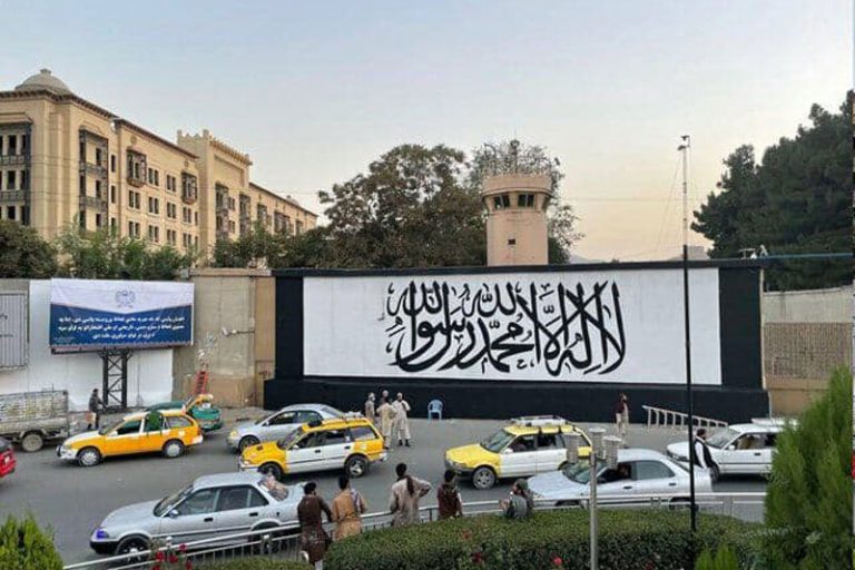 عکس | پرچم طالبان روی دیوار سفارت آمریکا در کابل