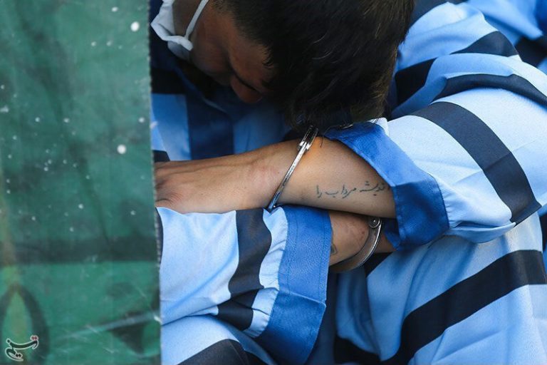 تصاویر | کشف سلاحهای عجیب و مرگبار توسط پلیس از اراذل و اوباش در تهران