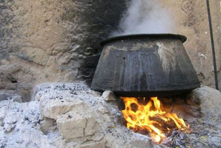 ببینید | عجیبترین قاب جهان؛ نشستن یک کودک در دیگ روغن جوشان!