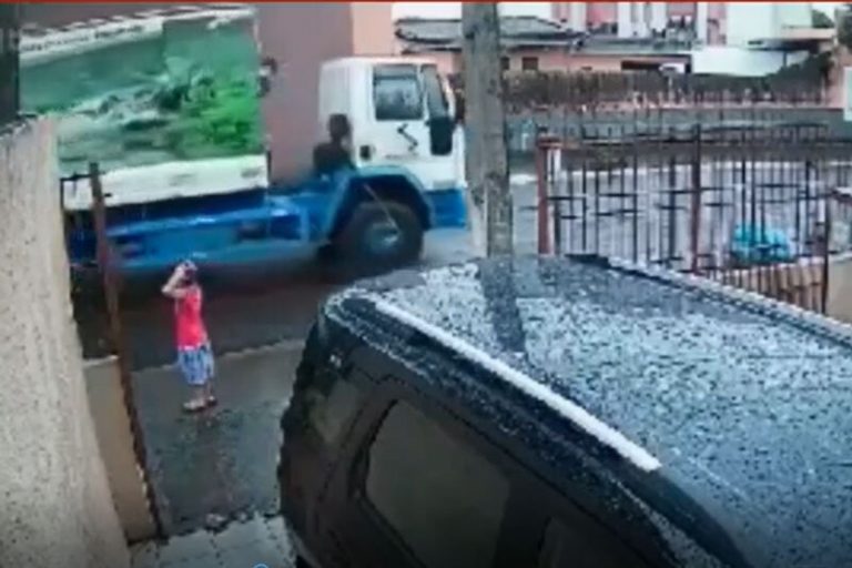 ببینید | واکنش حیرتانگیز یک رفتگر و نجات معجزهآسای جان یک کودک