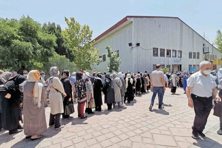ببینید | شلوغی مجدد مراکز واکسیناسیون؛ مشکل کجاست؟