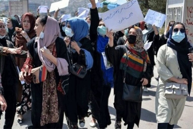 ببینید | روایت زن افغانستانی از محبوس ماندن در خانه در دوران طالبان