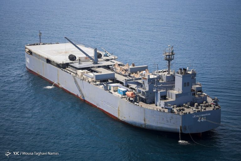 تصاویر | بازگشت ناوبندرمکران و ناوشکن سهند به بندرعباس با استقبال ۲ فروند جنگنده شکاری