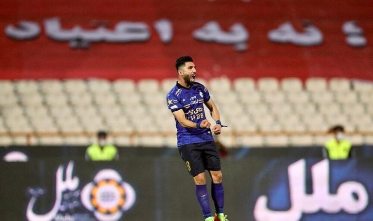 ستاره مغضوب استقلال تماشاگر بازی شد!/عکس