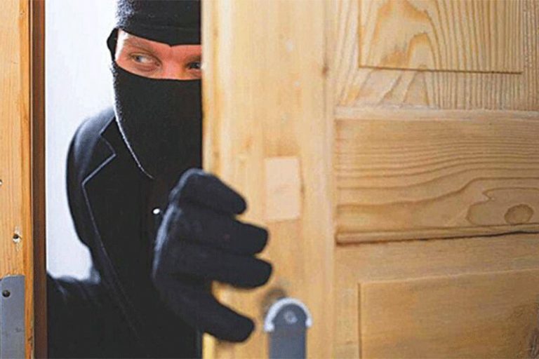 ببینید | نحوه خروج عجیب یک سارق از محل سرقت!