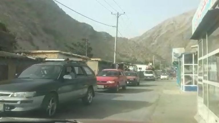 ببینید | خروج گسترده مردم از منطقه پنجشیر