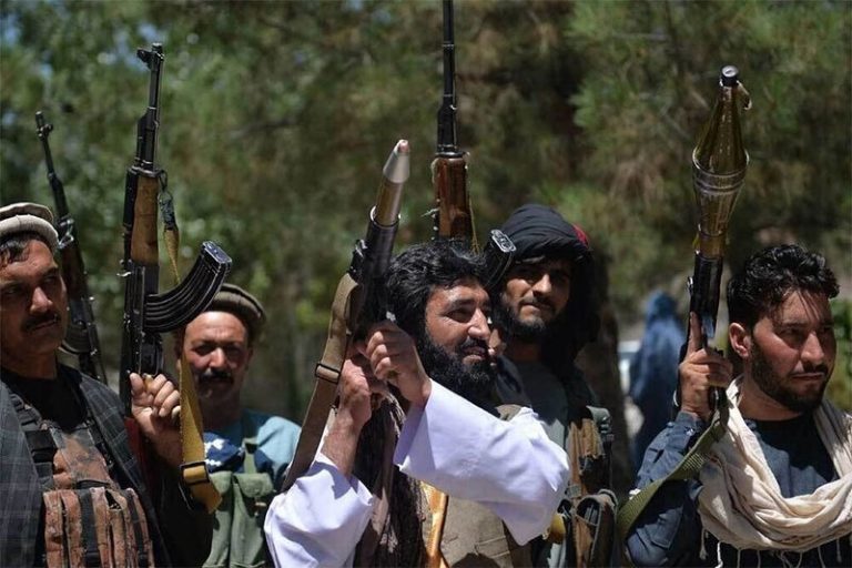 ببینید | لحظه شیطنت مرگبار یک عضو طالبان در حین بازی با تفنگ آمریکایی!