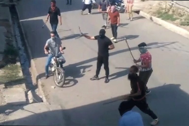 ببینید | لحظه حمله وحشیانه اراذل و اوباش به زنان بیدفاع با قمه و تبر در گلستان
