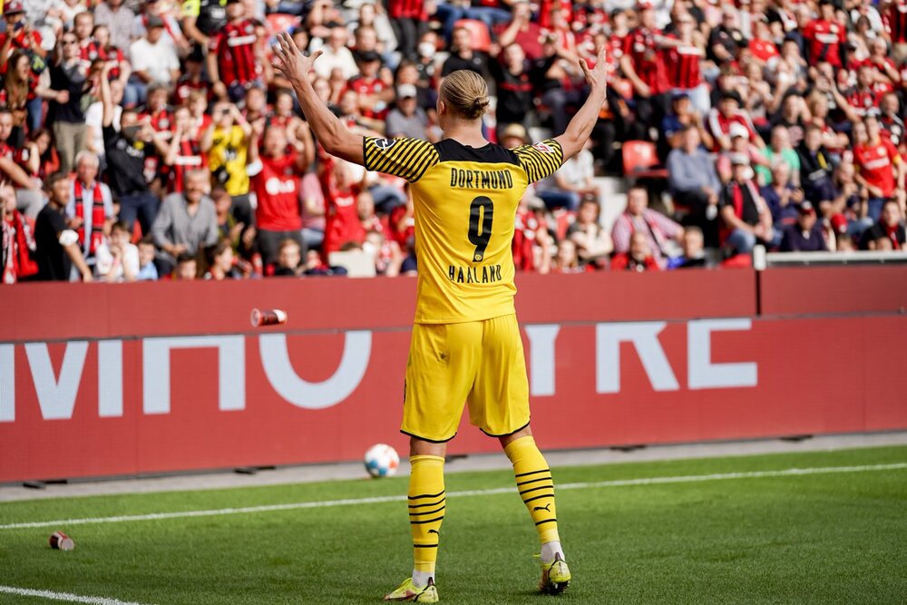 بچه غول را به رگبار بطری بستند/عکس