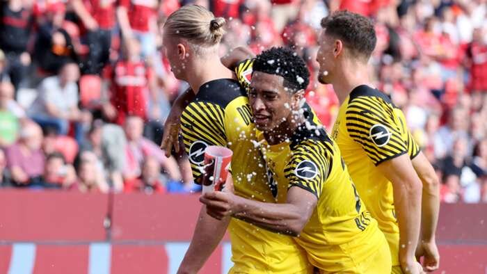 بچه غول را به رگبار بطری بستند/عکس